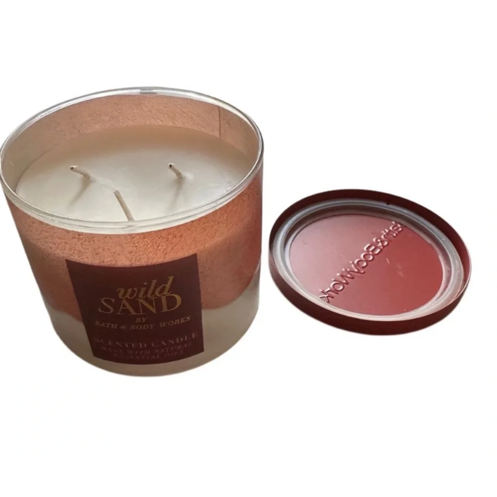 Bath & Body Works Wild Sand Candle - Pink and White New with lid